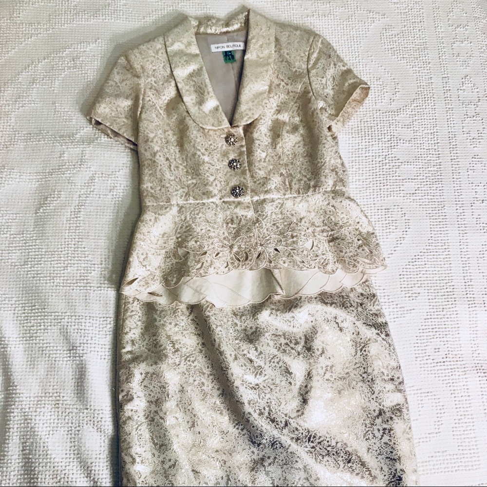 Beautiful - EUC 2pc Embroidered Gold Suit!